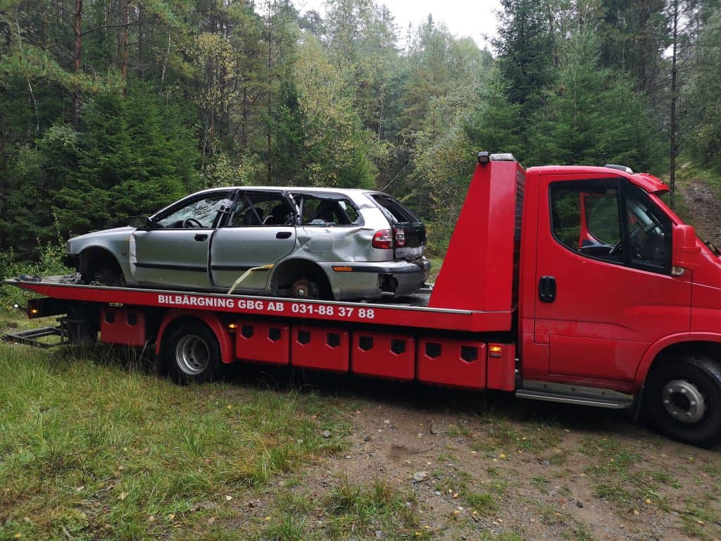 Övergivet fordon i Agnesberg till bilskrot
