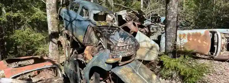 Skrotbil på bilskrot där avregistrering och skrotintyg visar hur bilen tas bort ur Transportstyrelsens register.