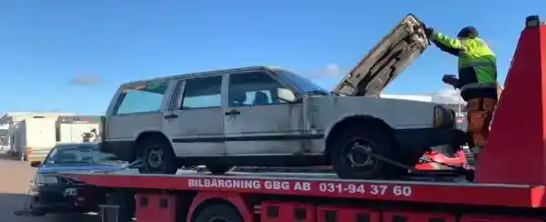 Skrotbil lastas på bärgningsbil efter planerad och bekräftad upphämtning