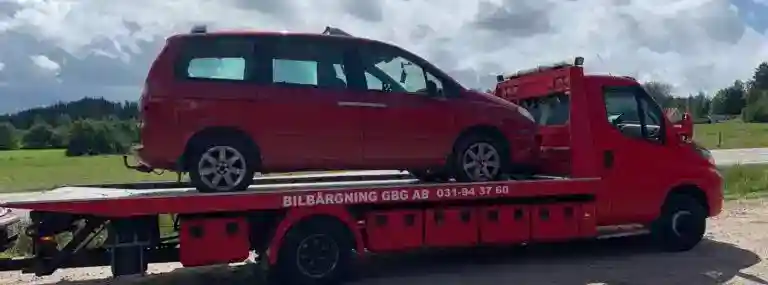 Skrotbil som står på en uppställningsplats medan uppköpare analyserar bilen inför värdering och upphämtning.